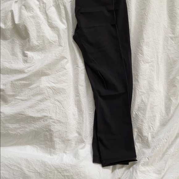 Lululemon size 4 cropped wunder unders - Picture 4 of 4